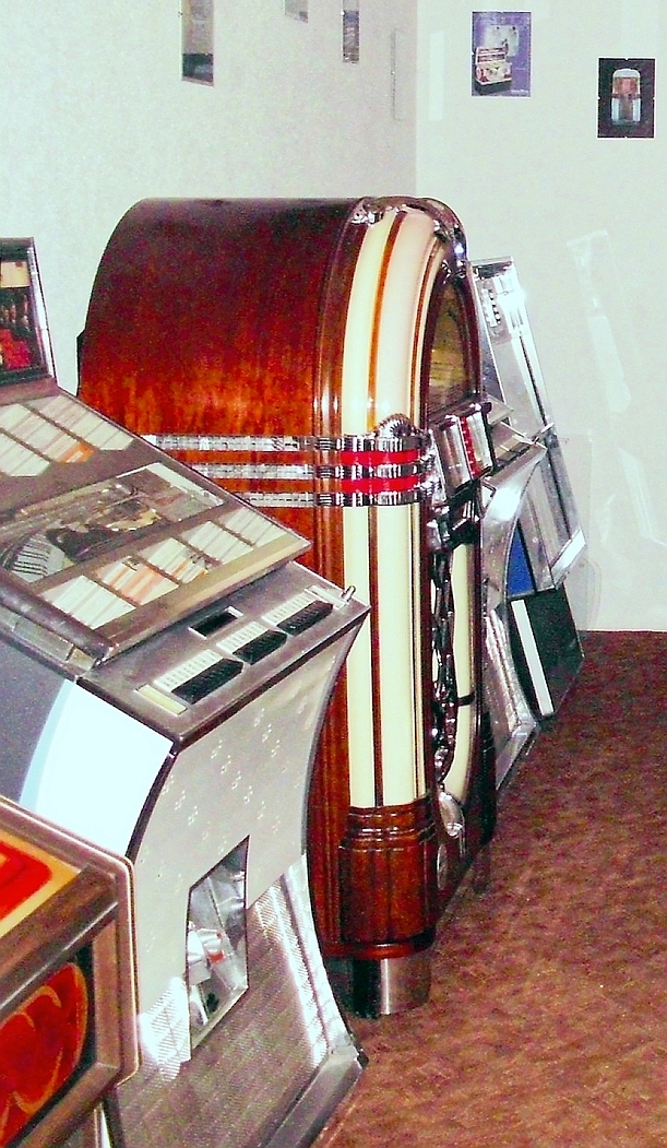 Jukeboxes in the showroom of Uwe Schmidt's jukebox workshop in Großschönau